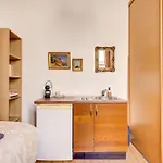 Small Luxurious Room In The Heart Of Saint Germain