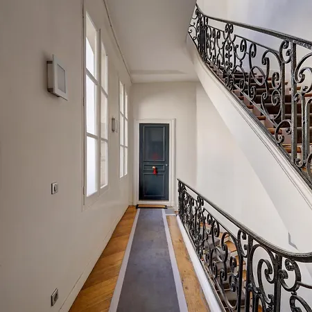 Small Luxurious In The Heart Of Saint Germain Paris